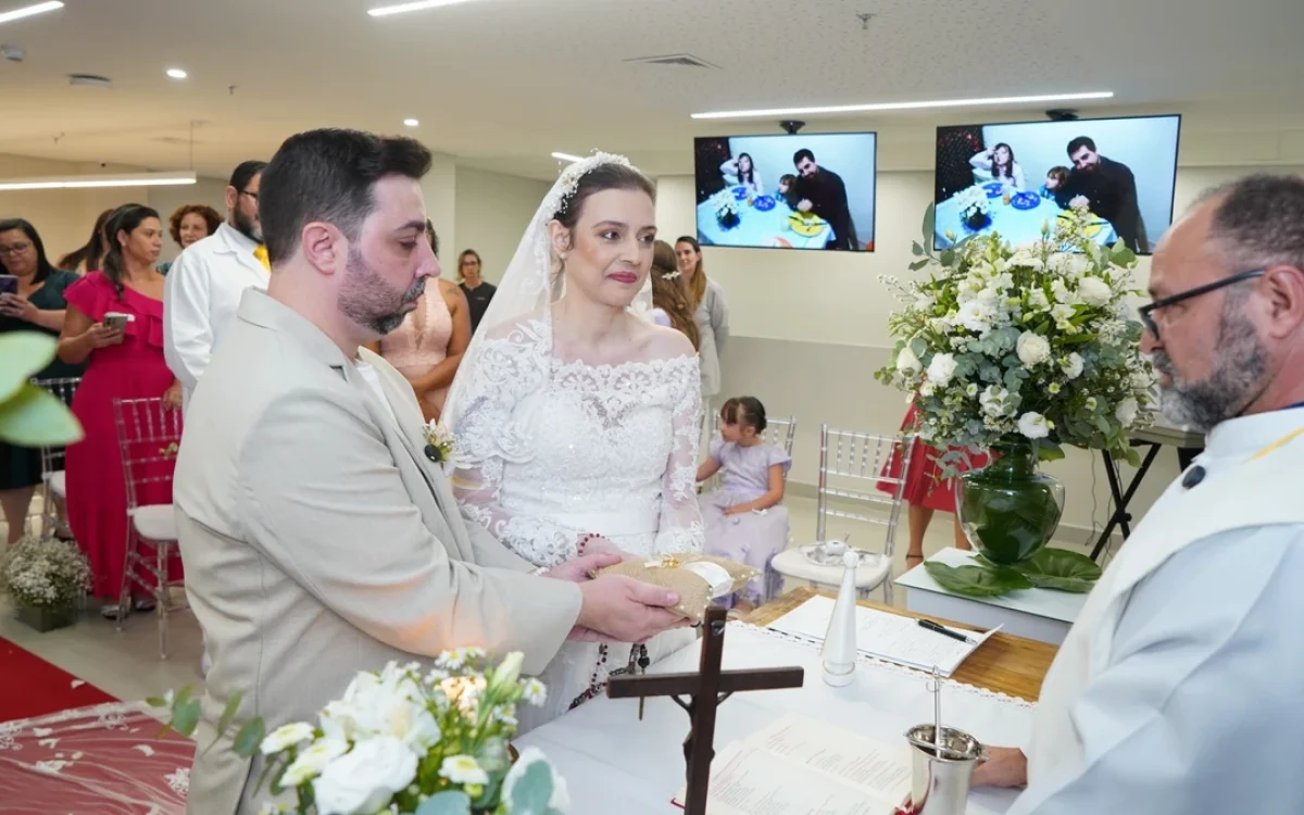 Paciente com câncer realiza sonho de casamento dentro de hospital com direito a vestido de noiva, véu e buquê