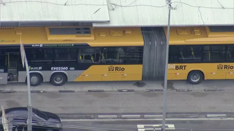 Passageiro morre baleado dentro de ônibus do BRT no Rio de Janeiro