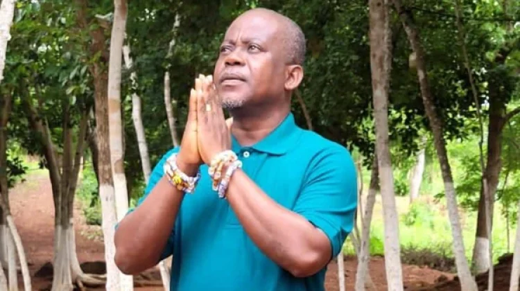 Pastor causa polêmica nas redes sociais ao usar salto alto para pregar em cultos