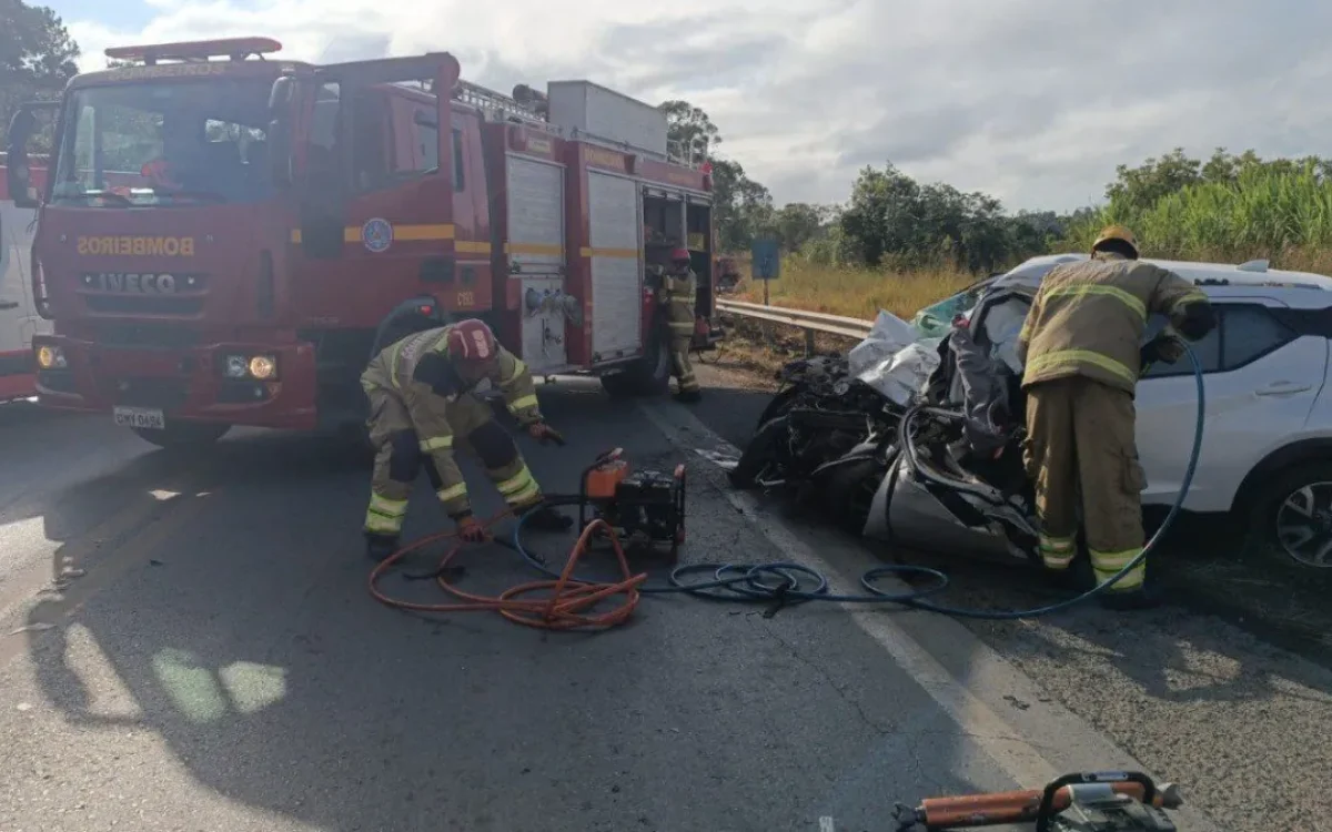 Jovem morre preso às ferragens após colisão entre carro e carreta na BR-354