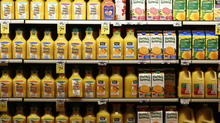 Tarifaço de Trump ameaça setor de suco brasileiro com prejuízo bilionário e colapso nas exportações
