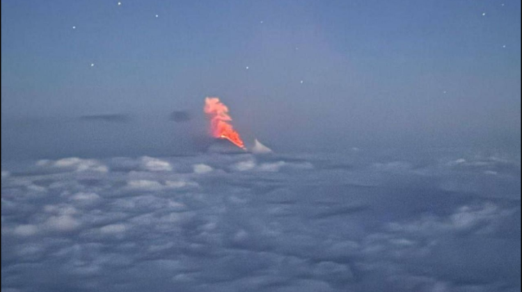 Vulcão mais alto da Eurásia entra em erupção e atrai turistas mesmo com risco