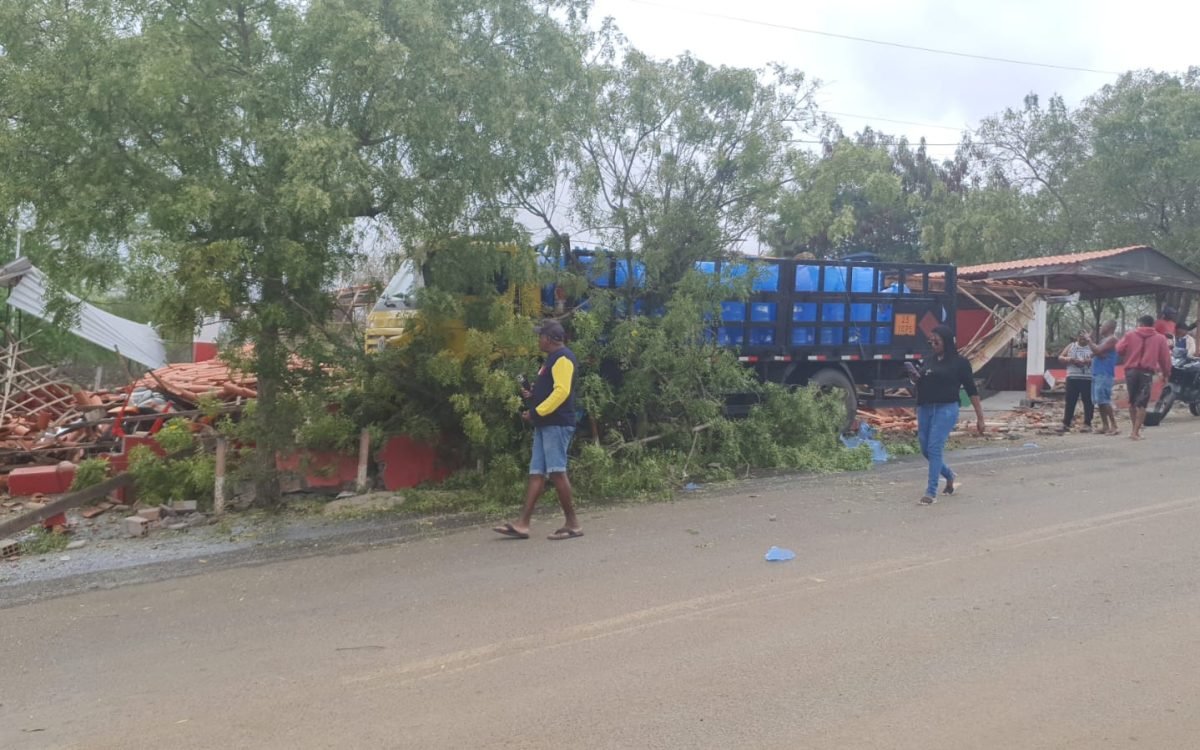 Caminhão desgovernado invade comércio e quase termina em tragédia na Bahia